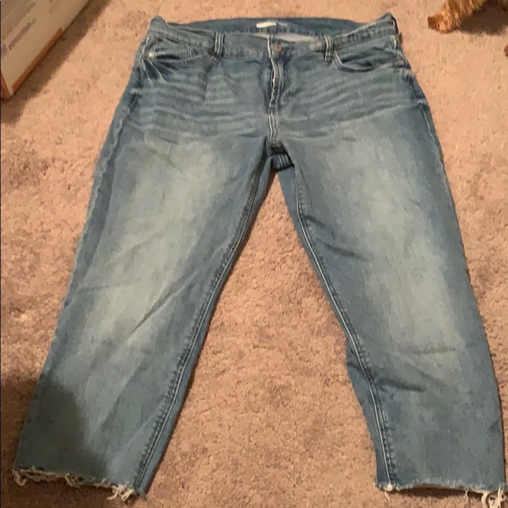 Old navy boyfriend mid rise crop. Raw edge